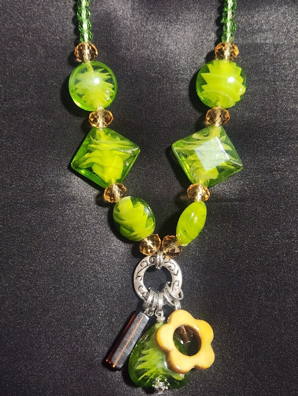 Green Floral Glass Bead Necklace - Picture 9 of 9